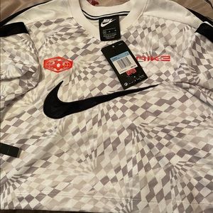 Cute black and white Nike crop top. Brand new with tags.